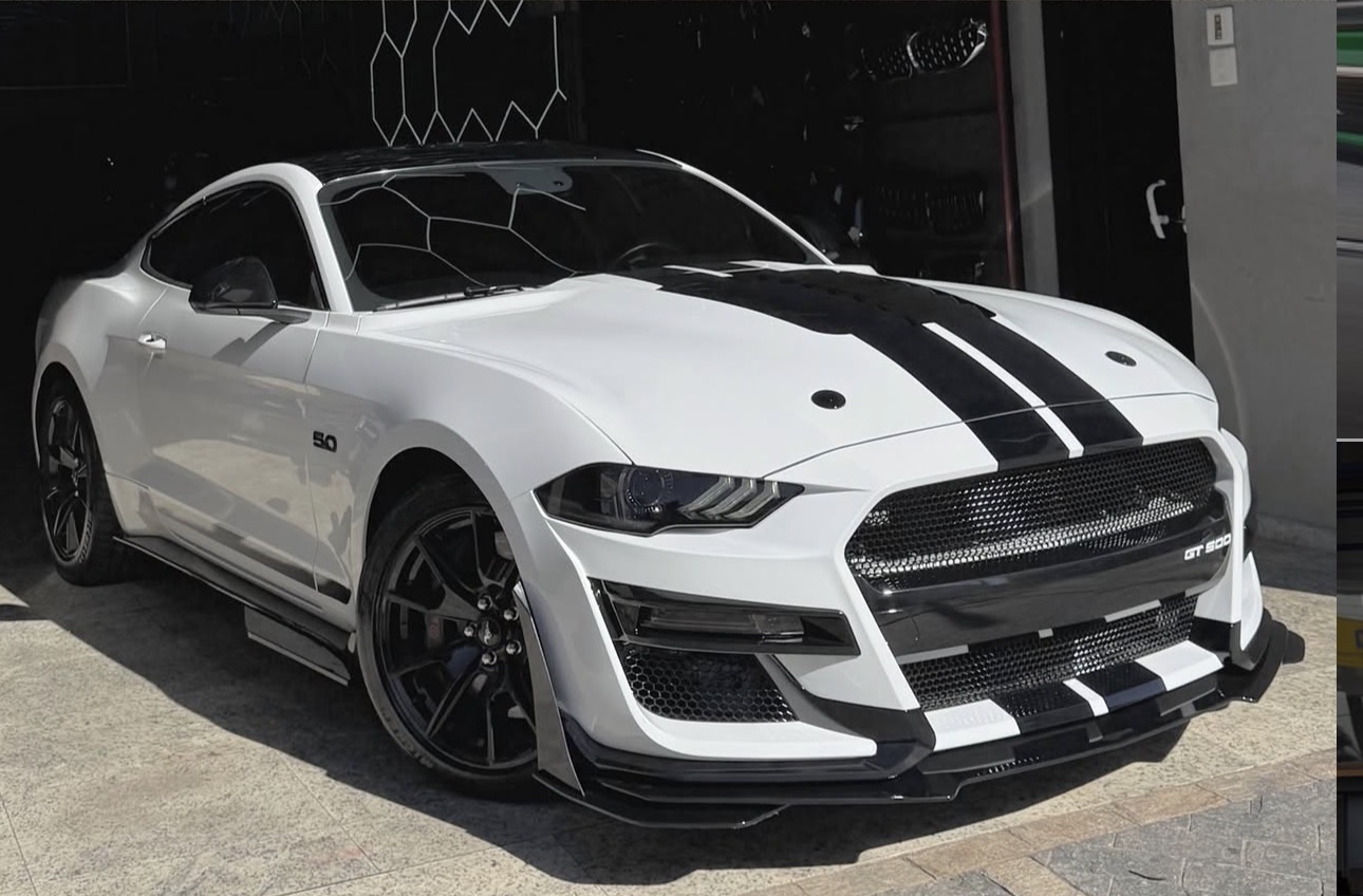 Mustang GT — Racing stripes